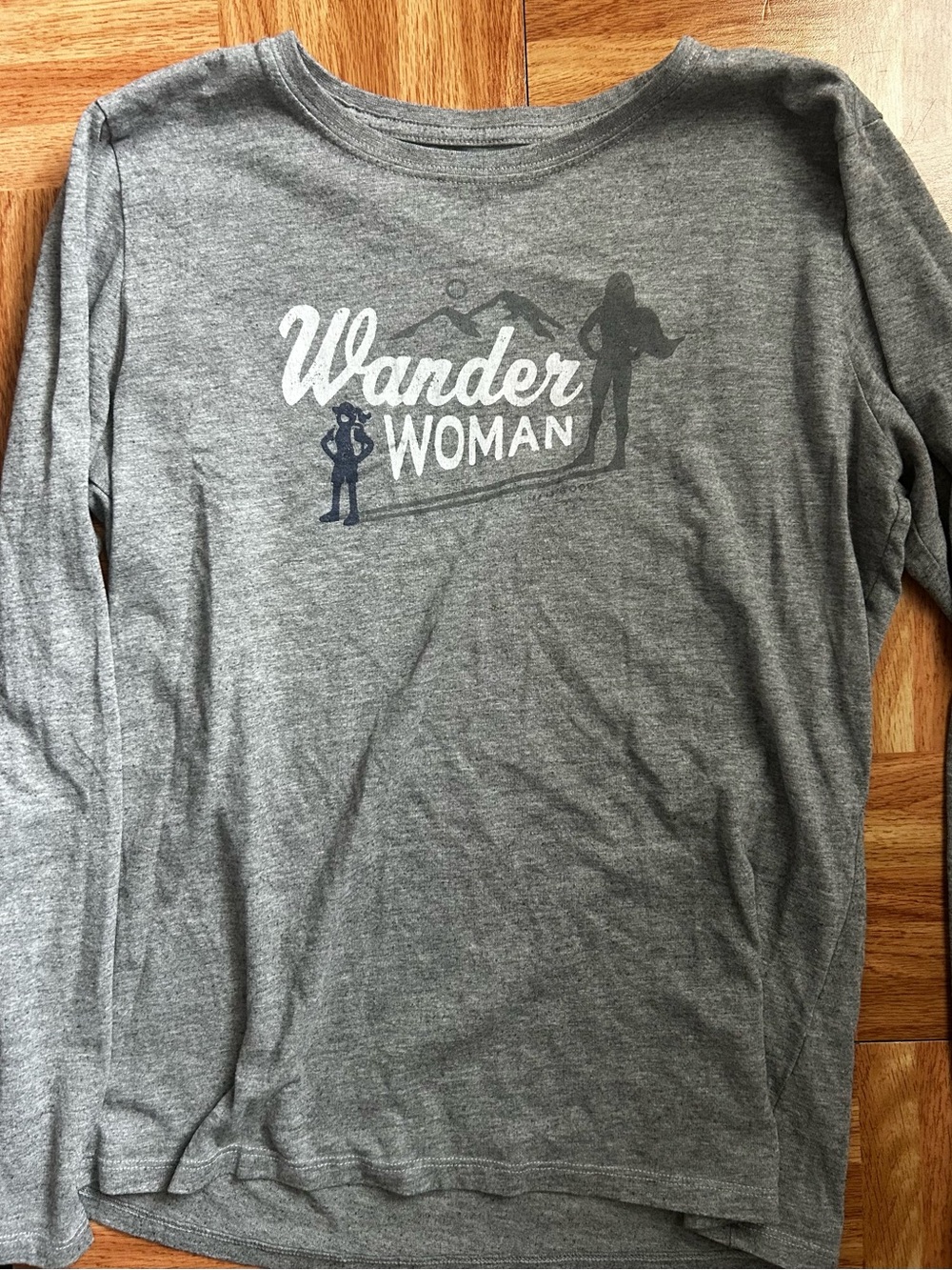 Life is Good Women’s long sleeve shirt Medium Grey Wander Woman
